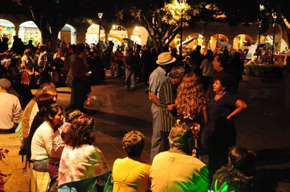 Muita dança ao redor do coreto na praça central de Oaxaca, no México